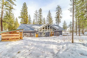 15 Mi to Lake Chelan: Mountain Chalet w/ Fire Pit!