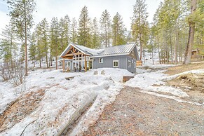 15 Mi to Lake Chelan: Mountain Chalet w/ Fire Pit!