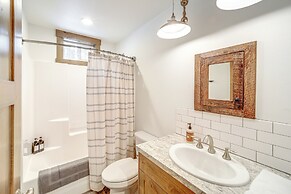 15 Mi to Lake Chelan: Mountain Chalet w/ Fire Pit!