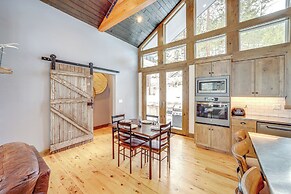 15 Mi to Lake Chelan: Mountain Chalet w/ Fire Pit!