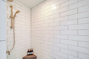 15 Mi to Lake Chelan: Mountain Chalet w/ Fire Pit!