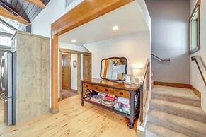 15 Mi to Lake Chelan: Mountain Chalet w/ Fire Pit!