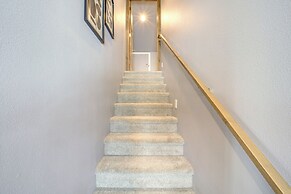 15 Mi to Lake Chelan: Mountain Chalet w/ Fire Pit!