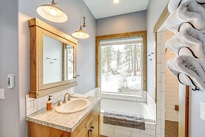 15 Mi to Lake Chelan: Mountain Chalet w/ Fire Pit!