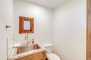 15 Mi to Lake Chelan: Mountain Chalet w/ Fire Pit!