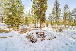 15 Mi to Lake Chelan: Mountain Chalet w/ Fire Pit!