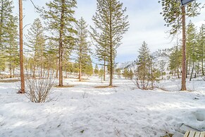 15 Mi to Lake Chelan: Mountain Chalet w/ Fire Pit!