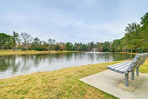 Hot Tub, Fire Pit: Retreat in The Woodlands!