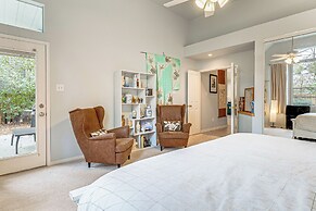 Hot Tub, Fire Pit: Retreat in The Woodlands!