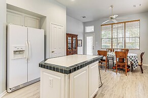 Hot Tub, Fire Pit: Retreat in The Woodlands!