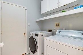 Hot Tub, Fire Pit: Retreat in The Woodlands!