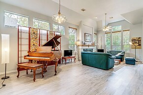 Hot Tub, Fire Pit: Retreat in The Woodlands!