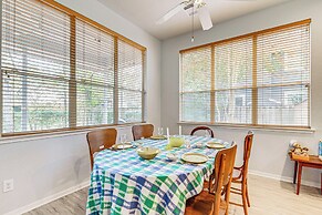 Hot Tub, Fire Pit: Retreat in The Woodlands!