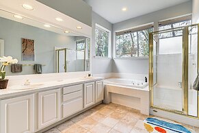 Hot Tub, Fire Pit: Retreat in The Woodlands!