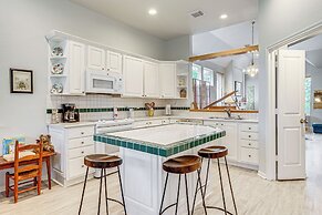 Hot Tub, Fire Pit: Retreat in The Woodlands!