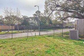 7 Mi to The Galleria: Modern Home w/ Fenced Yard