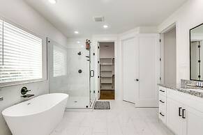 7 Mi to The Galleria: Modern Home w/ Fenced Yard