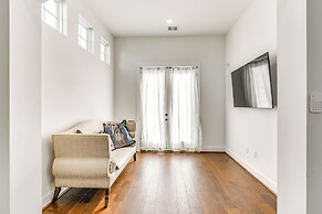 7 Mi to The Galleria: Modern Home w/ Fenced Yard