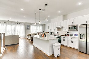 7 Mi to The Galleria: Modern Home w/ Fenced Yard