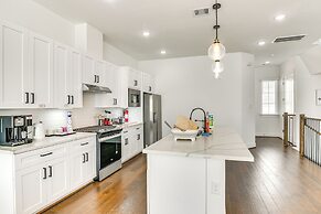 7 Mi to The Galleria: Modern Home w/ Fenced Yard