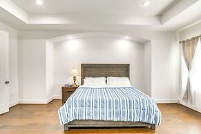 7 Mi to The Galleria: Modern Home w/ Fenced Yard