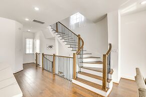 7 Mi to The Galleria: Modern Home w/ Fenced Yard