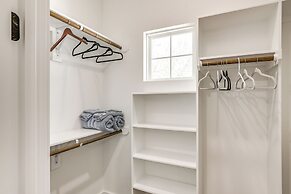 7 Mi to The Galleria: Modern Home w/ Fenced Yard