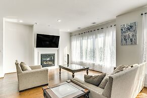 7 Mi to The Galleria: Modern Home w/ Fenced Yard