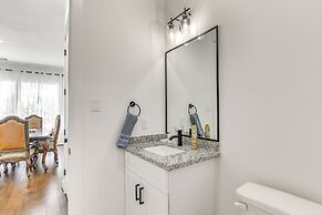 7 Mi to The Galleria: Modern Home w/ Fenced Yard
