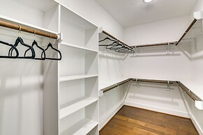 7 Mi to The Galleria: Modern Home w/ Fenced Yard