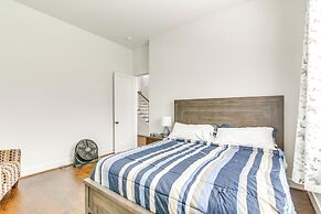 7 Mi to The Galleria: Modern Home w/ Fenced Yard