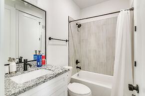 7 Mi to The Galleria: Modern Home w/ Fenced Yard