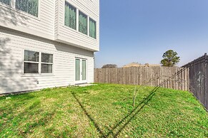 7 Mi to The Galleria: Modern Home w/ Fenced Yard
