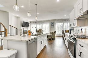 7 Mi to The Galleria: Modern Home w/ Fenced Yard