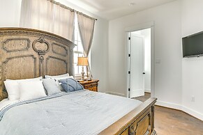 7 Mi to The Galleria: Modern Home w/ Fenced Yard