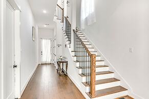 7 Mi to The Galleria: Modern Home w/ Fenced Yard