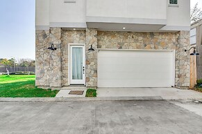 7 Mi to The Galleria: Modern Home w/ Fenced Yard