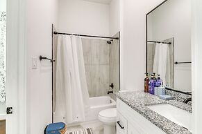 7 Mi to The Galleria: Modern Home w/ Fenced Yard