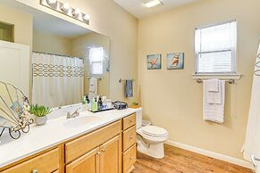 Half-mi to Galveston Strand: Charming Home w/ Yard