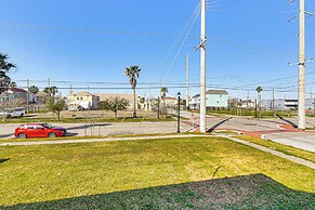 Half-mi to Galveston Strand: Charming Home w/ Yard