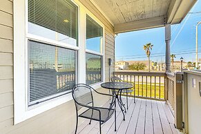 Half-mi to Galveston Strand: Charming Home w/ Yard