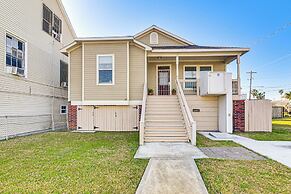 Half-mi to Galveston Strand: Charming Home w/ Yard