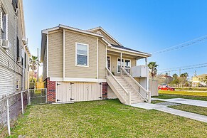 Half-mi to Galveston Strand: Charming Home w/ Yard