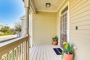 Half-mi to Galveston Strand: Charming Home w/ Yard