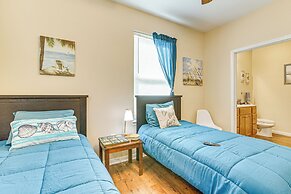 Half-mi to Galveston Strand: Charming Home w/ Yard