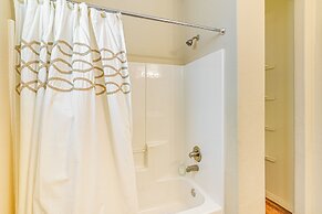 Half-mi to Galveston Strand: Charming Home w/ Yard