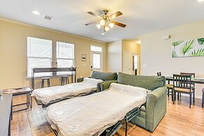 Half-mi to Galveston Strand: Charming Home w/ Yard