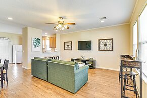 Half-mi to Galveston Strand: Charming Home w/ Yard