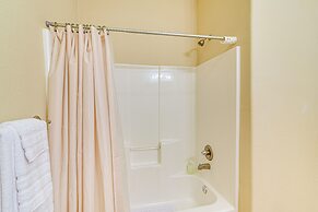 Half-mi to Galveston Strand: Charming Home w/ Yard