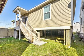 Half-mi to Galveston Strand: Charming Home w/ Yard